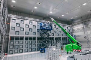 Installation eines ISO 5 Reinraums bei OHB System AG mit einem Kran und einer Hebebühne, vorbereitet für die ESA-Mission PLATO.