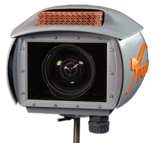 Frontansicht einer panTerra Zeitrafferkamera mit großem Objektiv, wetterfestes Gehäuse für Langzeitaufnahmen von Baustellen.