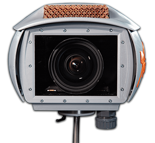 Frontansicht einer panTerra Zeitrafferkamera mit großem Objektiv, wetterfestes Gehäuse für Langzeitaufnahmen von Baustellen.