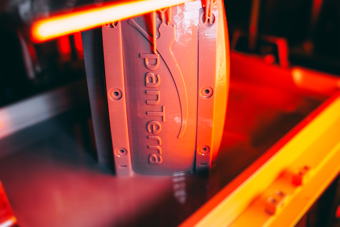 3D-gedrucktes Kameragehäuse von panTerra für Zeitrafferaufnahmen, gefertigt mit höchster Präzision für individuelle Baustellenprojekte.