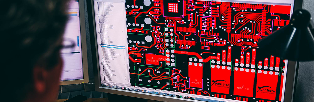 Elektronikdesign eines panTerra Kamerasystems für Zeitrafferaufnahmen, PCB-Layout am Computerbildschirm zur Entwicklung hochwertiger Kameratechnik.