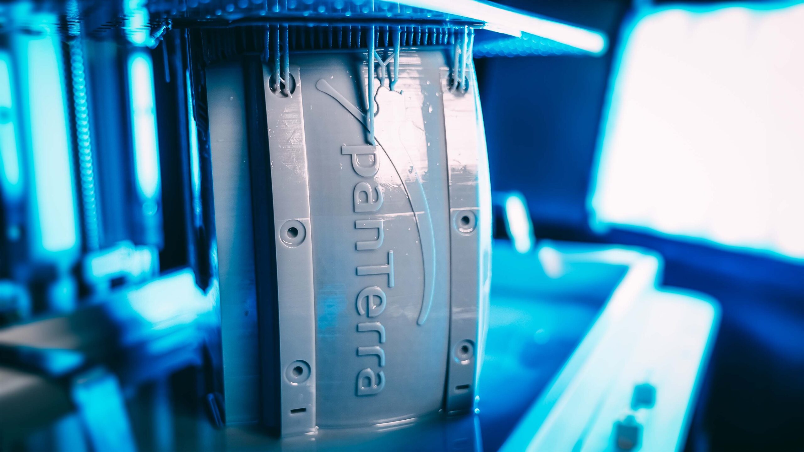 3D-Druck des panTerra Kameragehäuses für Zeitrafferaufnahmen, innovative Fertigungstechnologie für langlebige Baustellenkameras.