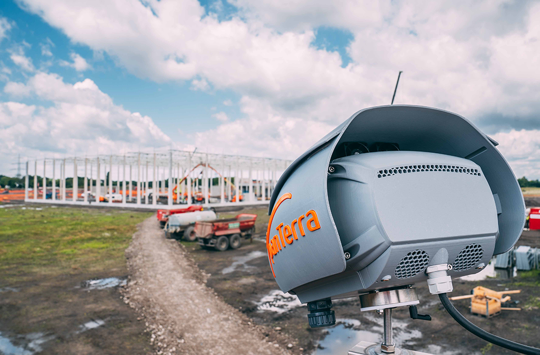 PanTerra Kamerasystem für Zeitrafferaufnahmen auf einer Baustelle installiert, dokumentiert Baufortschritt mit hochauflösenden Bildern.